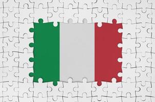 Italia bandera en marco de blanco rompecabezas piezas con desaparecido central parte foto