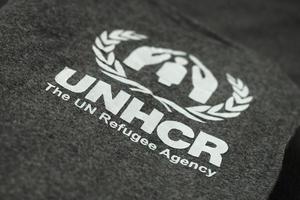 Kyiv, ucrania - 4 de mayo de 2022 acnur el logotipo de la agencia de refugiados de la onu en mantas grises humanitarias foto