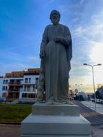 nitra, Eslovaquia -01.29.2023 estatua de el evangelista apóstol mateo en el histórico centrar de el ciudad. foto