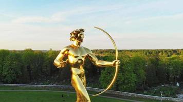 siauliai, lituânia, 2021 - estátua de vista aérea do menino dourado em siauliai, lituânia, destino de viagem da europa. video