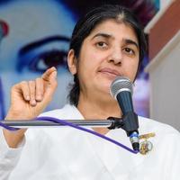 nueva delhi, india, 16 de octubre de 2022 - bk shivani durante la sesión de meditación, shivani verma, más conocida como bk shivani, es maestra en el movimiento espiritual de yoga y meditación brahma kumaris de la india foto