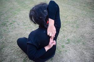 joven india practicando yoga al aire libre en un parque. hermosa chica practica pose básica de yoga. calma y relax, felicidad femenina. posturas básicas de yoga al aire libre foto