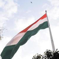 bandera india ondeando alto en connaught place con orgullo en el cielo azul, bandera india ondeando, bandera india el día de la independencia y el día de la república de la india, tiro inclinado, ondeando la bandera india, har ghar tiranga foto