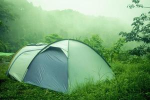 Mañana ver en el cámping suelo. montaña tienda en el acampar foto