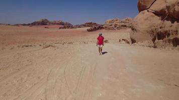 schnell Bewegung Zeit Ablauf Frau Tourist Wanderer gehen erkunden Wadi Rum Wüste Wanderung auf Urlaub Ferien im Wadi Rum. Beliebt Wadi Rum Wüste im Jordan