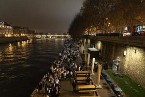 París, Francia - 20 de noviembre de 2021 - muchas personas marchando contra la violencia femenina foto