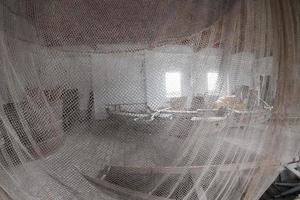 red de pesca antigua hecha a mano dentro de la casa del pescador foto
