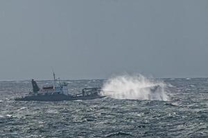 barco en la tempestad foto