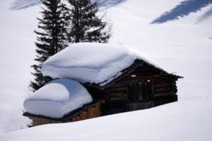 cabaña de madera en el fondo de la nieve del invierno foto