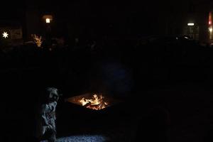 neuschoenau, alemania - 5 de enero de 2019 - celebración de la noche de lousnacht con el espíritu del bosque waldgeister en el pueblo de baviera foto