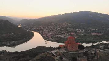 antenn se jvari kloster upp kulle med naturskön panorama. känd sjätte - århundrade georgiansk kloster unesco värld arv webbplats. video