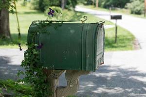 Casilla de correo en la carretera cerrar detalle foto