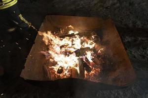 neuschoenau, alemania - 5 de enero de 2019 - celebración de la noche de lousnacht con el espíritu del bosque waldgeister en el pueblo de baviera foto