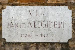 dante alighieri italiano poeta tumba en ravenna foto