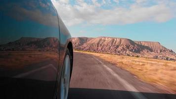 point de vue conduite en cappadoce route goudronnée à l'extérieur avec fond de cheminées de fées .voyages et tourisme en turquie concept video