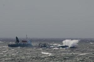 un Embarcacion parece a lavabo en el grande olas de el ártico Oceano tempestad foto