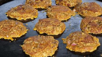 murtabak welke is beroemd straat voedsel gedurende bazaar ramadan. video