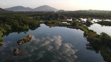 aereo Visualizza bellissimo nube riflessione su il lago di abbandonato miniere video