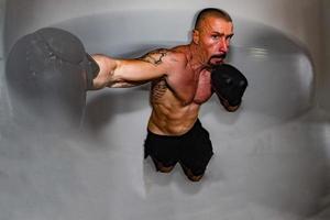 boxeador masculino europeo mientras entrena foto