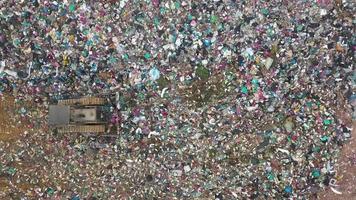 aéreo Visão escavadora usava para desperdício tratamento às lixo despejo aterro video