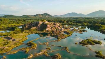 fuco sparare hyperlapse al di sopra di verde blu naturale cava video