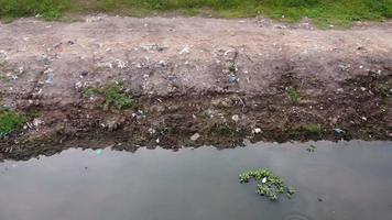 aéreo corredizo ver basura a el río banco video