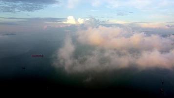 aereo volare al di sopra di mattina Basso nube video
