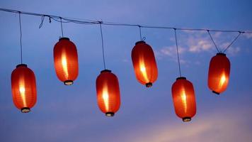 proche en haut Japon lanterne ornement pendaison pendant bleu heure video