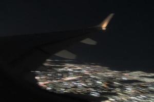 luces del aeropuerto durante el aterrizaje foto