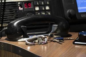 barco radio teléfono y llaves en mando cubierta foto