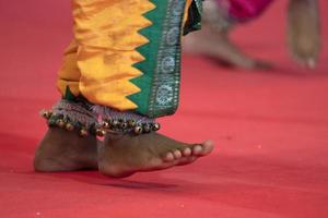 detalle de pie de danza tradicional india foto