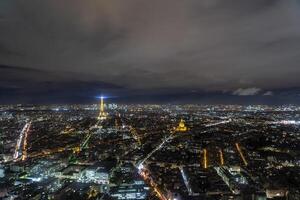 panorama aéreo de vista nocturna de parís foto