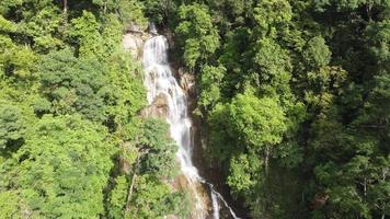 antenne visie mooi water trapsgewijs Bij waterval video