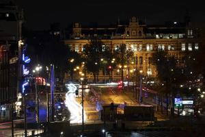 Amsterdam central estación a noche paisaje urbano foto
