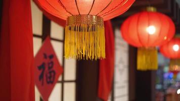 vermelho lanterna ornamento. chinês caligrafia personagem para fu video