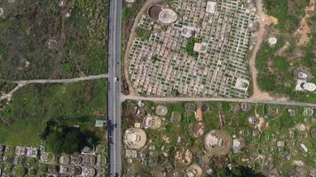 aéreo parte superior abajo un la carretera pasar chino cementerio video