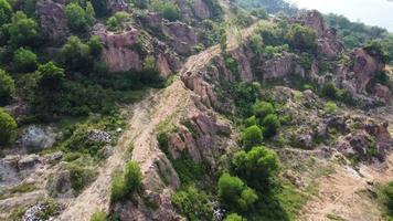 aéreo Segue caminho acima a Colina às desmatamento caminho video