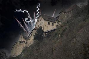 vaduz Liechtenstein castillo con fuegos artificiales nuevo año víspera foto