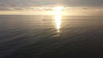 aérien bouge toi vers pêche bateau bouge toi à mer pendant le coucher du soleil video