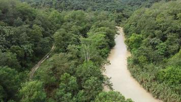 Antenne Bewegung Über ländlich Pfad und Fluss video