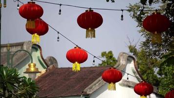 selecteer focus rood Chinese lantaarn hangen Bij buitenshuis dak video