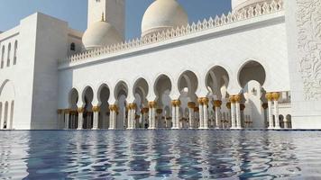 abu dhabi, Vereinigte Arabische Emirate, 2022 - - Scheichpool Teich durch zayed Moschee mit Bogen Säulen, abu dhabi, vereinigt arabisch Emirate video