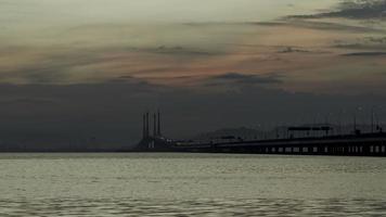 mattina auto traffico a Penang ponte. silhouette gruppo di persone paddling video
