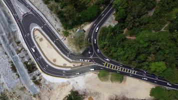 antenne kijken naar beneden auto verkeer Bij de bukit Kukus snelweg video