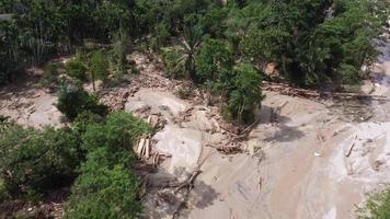 aérien vue débris arbre écorce et boue recueillir à rivière banque