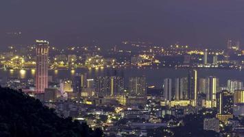 alto ángulo ver komtar torre y rodeando en noche video