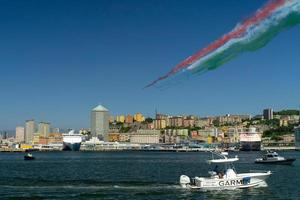 génova, italia - 26 de mayo de 2020 - frecce tricolori italia equipo de vuelo acrobático sobre el faro de génova foto