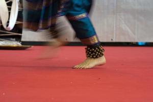 detalle de pie de danza tradicional india foto