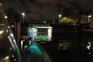 Amsterdam canales crucero a noche foto