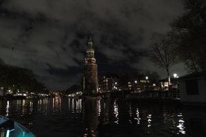 Amsterdam canales crucero a noche foto